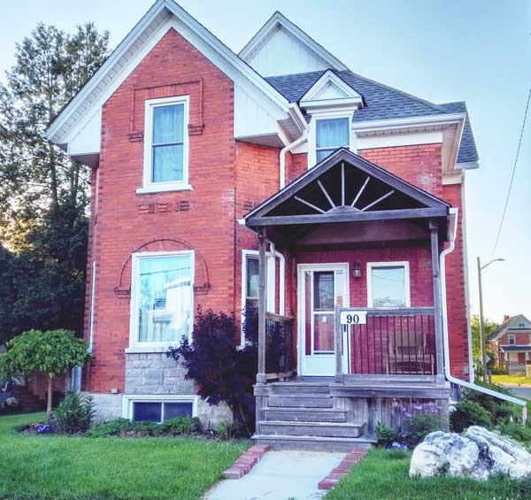 a picture of a brick house, the Midtown Counselling clinic.